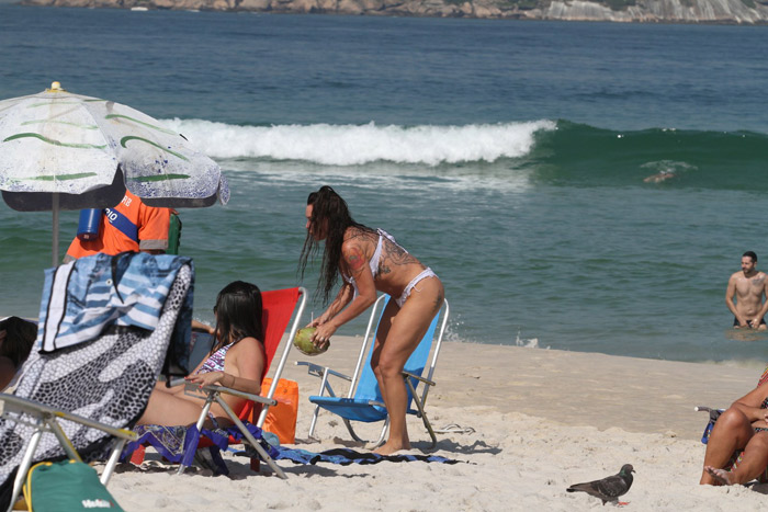 Cristina Mortágua come lanchinho na Barra da Tijuca