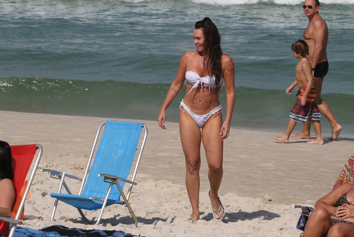 Cristina Mortágua come lanchinho na Barra da Tijuca