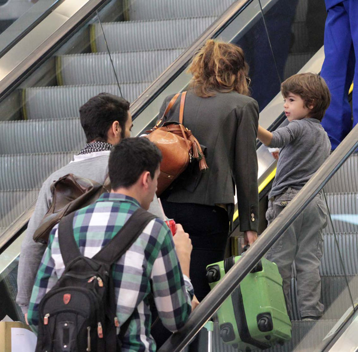 Caio Blat e Maria Ribeiro viajam com o filho