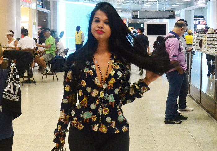 Miss Bumbum Estados Unidos faz festa antes de embarcar em aeroporto do Rio