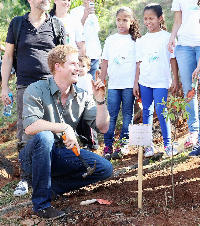 Príncipe Harry visita projeto social no litoral de São Paulo