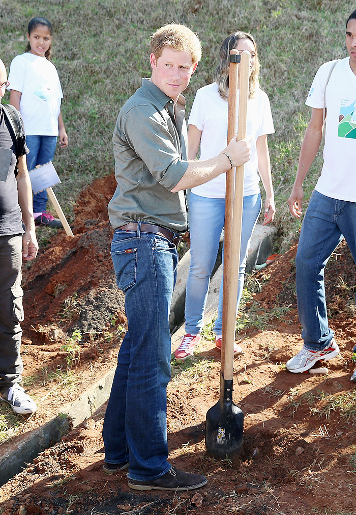 Príncipe Harry visita projeto social no litoral de São Paulo