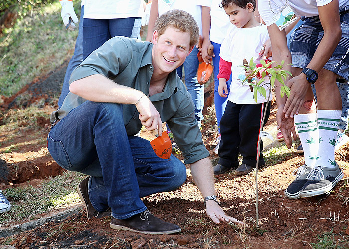 Príncipe Harry visita projeto social no litoral de São Paulo