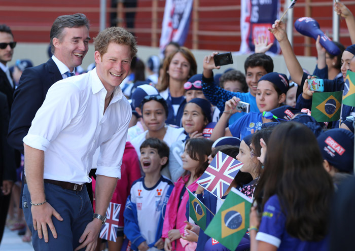 Príncipe Harry distribui medalhas em evento de nado em Minas Gerais