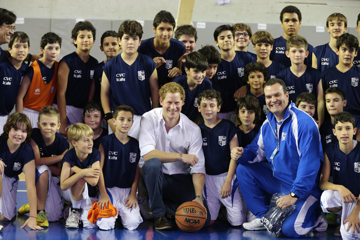 Príncipe Harry distribui medalhas em evento de nado em Minas Gerais