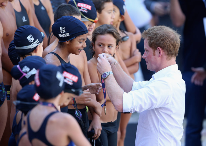 Príncipe Harry distribui medalhas em evento de nado em Minas Gerais