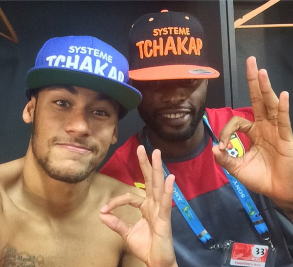 Neymar faz selfie com Alexandre Song, da seleção de Camarões