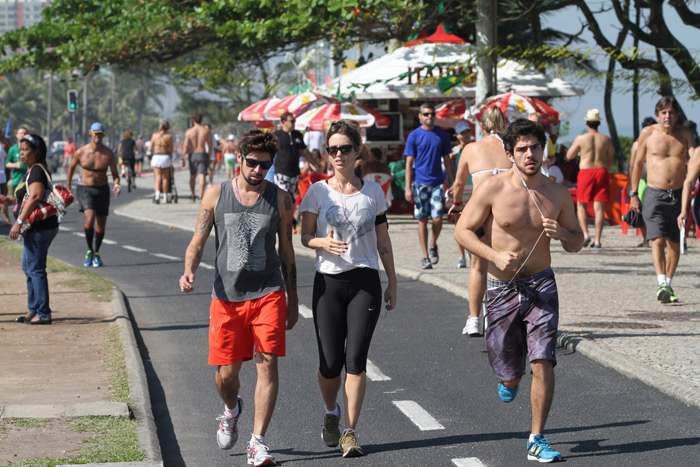 Juliana Didone se exercita com o namorado na praia da Barra