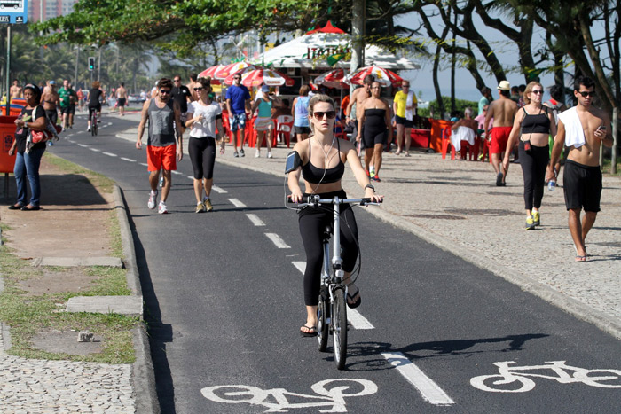 Bianca Bin pedala de chinelo em dia de folha