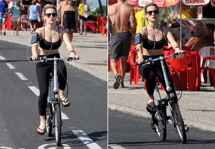 Bianca Bin pedala de chinelo em dia de folha