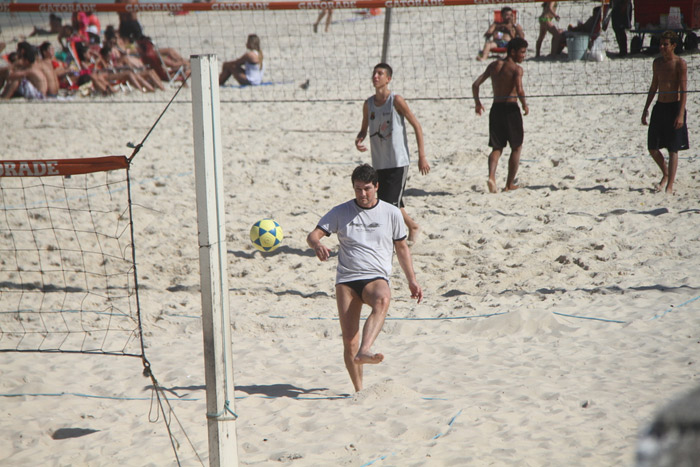 Marcelo Serrado disputa partida de futevôlei em praia no Rio