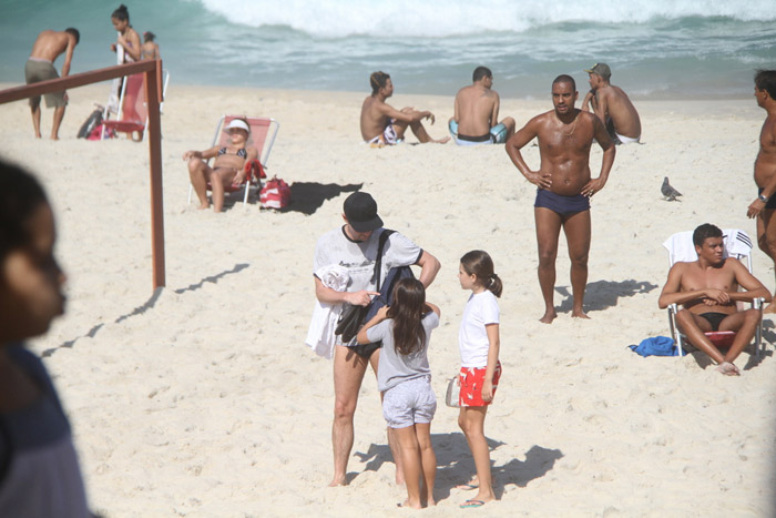 Marcelo Serrado disputa partida de futevôlei em praia no Rio
