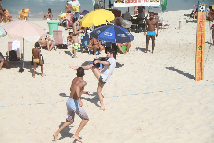 Marcelo Serrado disputa partida de futevôlei em praia no Rio