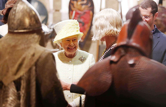  Vídeo! Rainha Elizabeth II visita set de filmagem de Game of Thrones