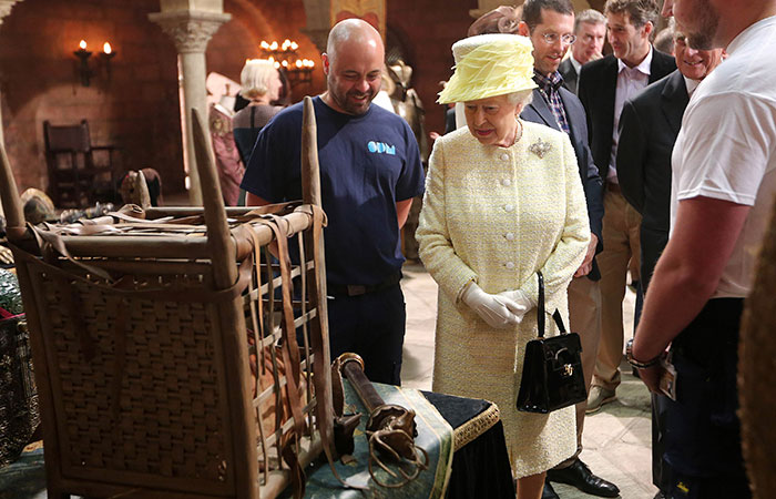  Vídeo! Rainha Elizabeth II visita set de filmagem de Game of Thrones