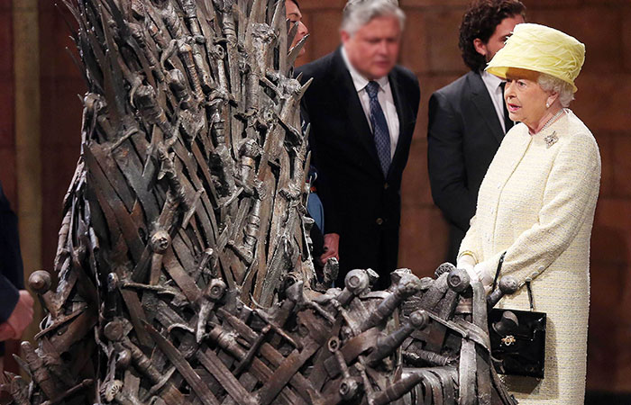  Vídeo! Rainha Elizabeth II visita set de filmagem de Game of Thrones