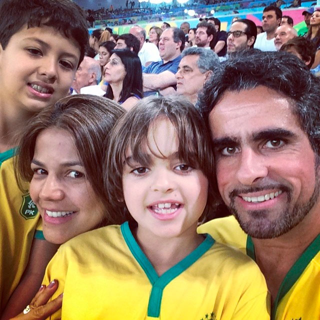 Nívea Stelmann assiste partida entre Equador e França com a família