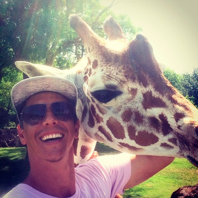 Márcio Garcia se encanta com girafa em parque de Orlando