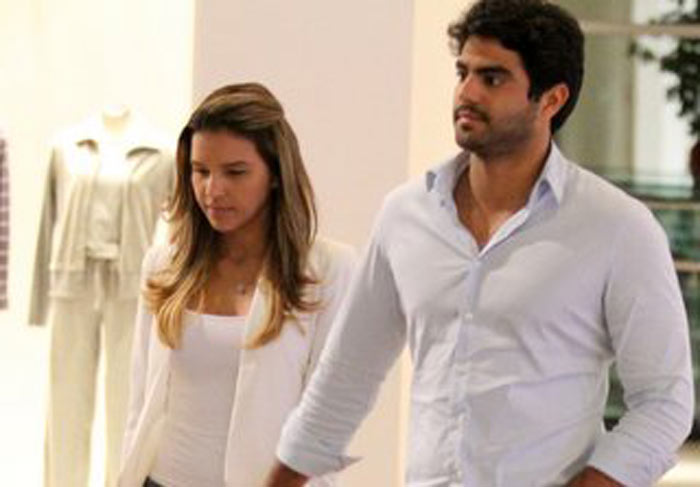 Mariana Rios circula de mãos dadas com o namorado em shopping carioca