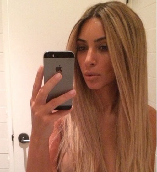 Kim Kardashian aparece loira, mas explica: “É só uma peruca”