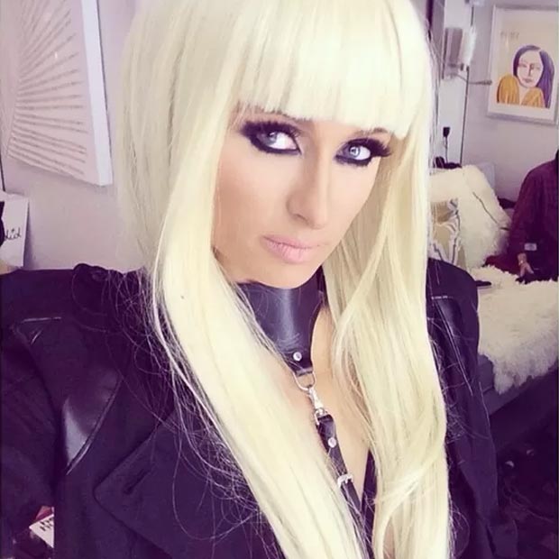 Paris Hilton aparece com look ousado em bastidores de clipe