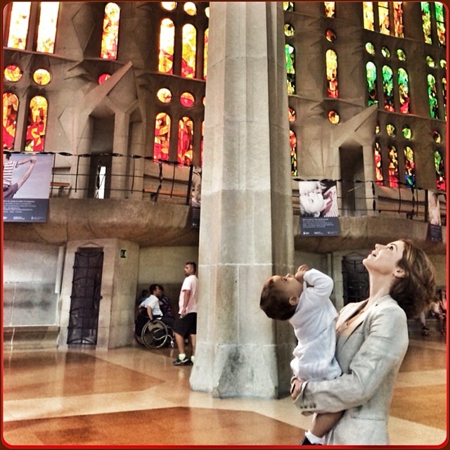 Guilherme Guinle visita a Basílica da Sagrada Família, na Espanha e se deslumbra com a filha
