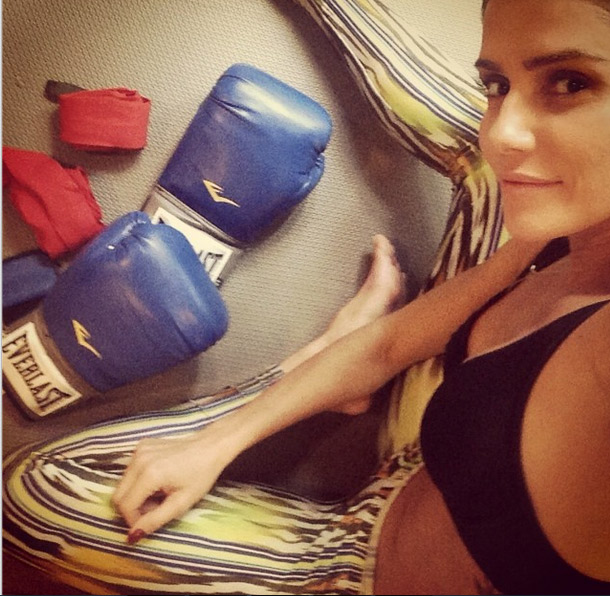 Deborah Secco levanta cedo para treinar Muay Thai