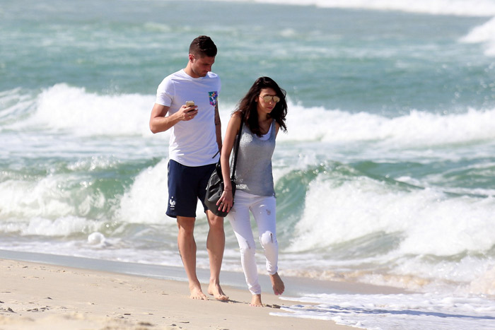 Olivier Giroud, craque francês, curte praia com a mulher em clima de romance
