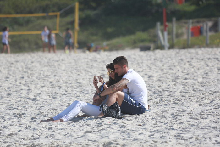 Olivier Giroud, craque francês, curte praia com a mulher em clima de romance