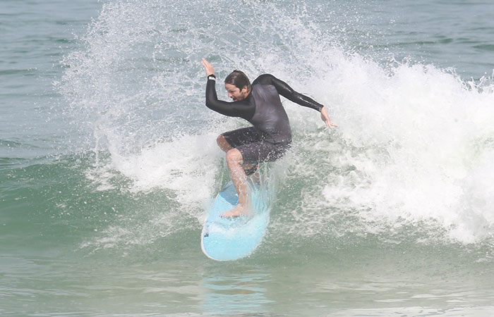 Vladimir Brichta mostra suas habilidades no surfe em dia de folga