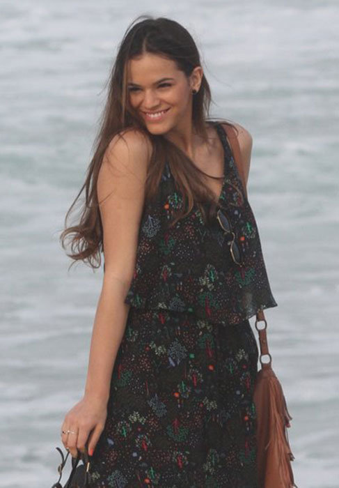 Bruna Marquezine se diverte em gravação de Em Família na praia