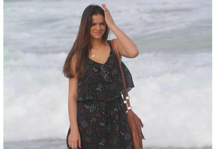 Bruna Marquezine se diverte em gravação de Em Família na praia