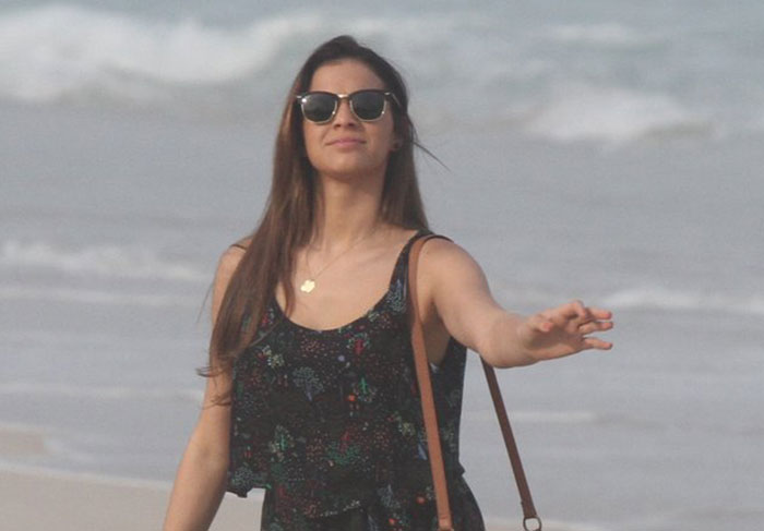 Bruna Marquezine se diverte em gravação de Em Família na praia