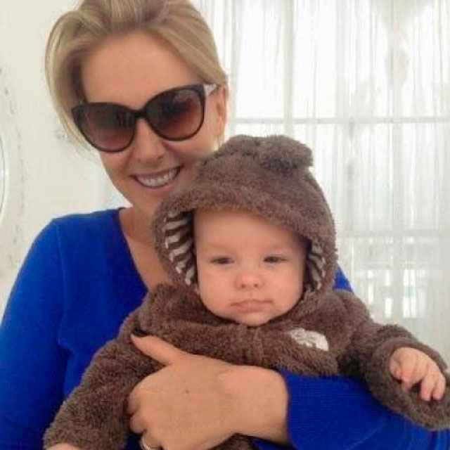Ana Hickmann posa com o filho vestido de ursinho