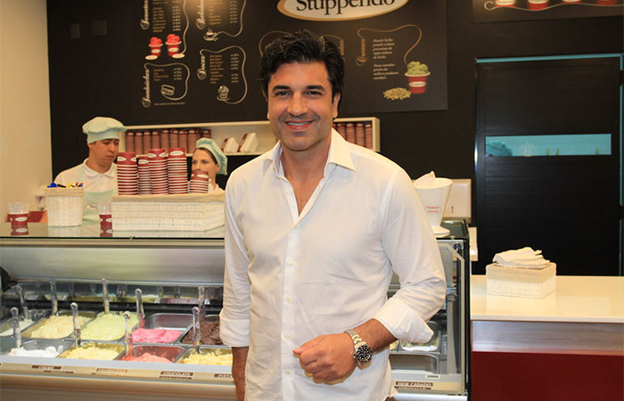 Edu Guedes recebe Chris Flores na inauguração de sua nova sorveteria