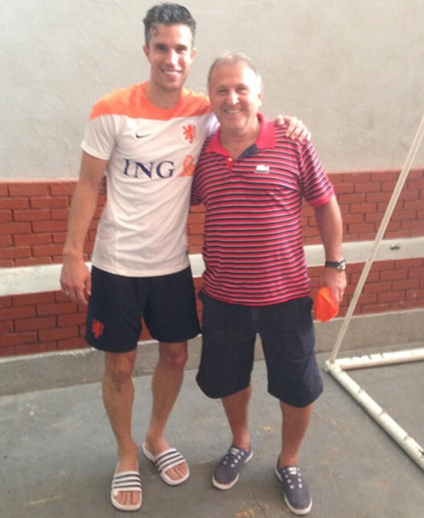 Zico visita jogadores da Holanda e ganha reconhecimento de Van Persie: “Lenda!”