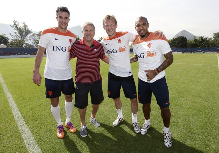 Zico visita jogadores da Holanda e ganha reconhecimento de Van Persie: “Lenda!”