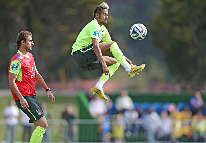 Neymar já treina com chuteira dourada feita exclusivamente para ele
