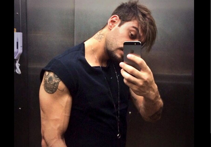 Lucas Lucco tira ‘selfie’ após compras na madrugada