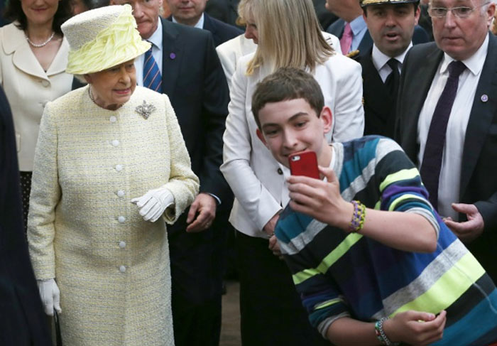 Menino tenta ‘selfie’ com Rainha Elizabeth II