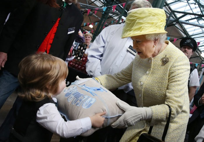 Menino tenta ‘selfie’ com Rainha Elizabeth II