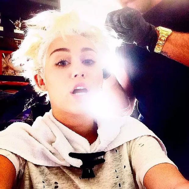 Miley Cyrus retoca as raízes do cabelo