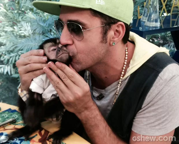 Latino paparica seu macaco no Mais Você