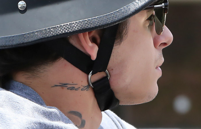Após se separar de Jennifer Lopez, Casper Smart tatua a palavra Fé no pescoço