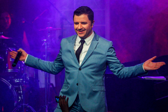Maurício Manieri usa terno azul para estrear nova turnê em São Paulo