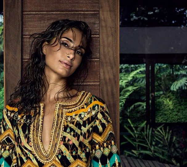 Camila Pitanga posa com cabelo molhado para campanha de moda