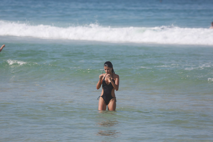 Aos 40 anos, Anna Lima esbanja boa forma em praia carioca