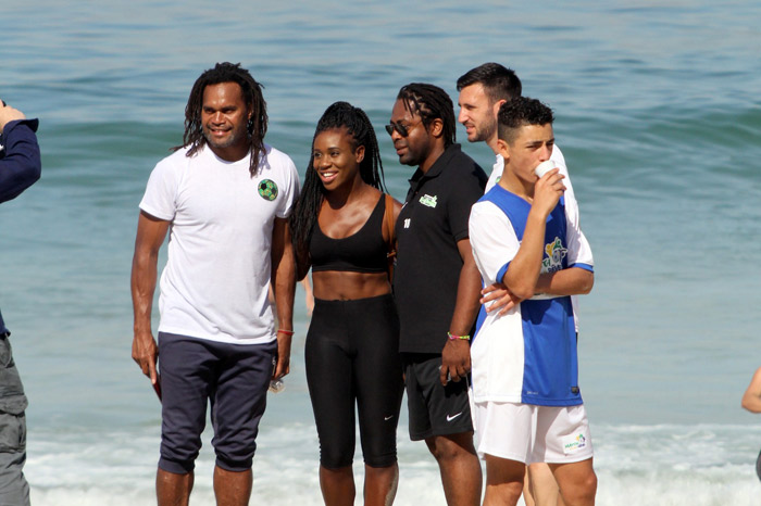 Ex-jogadores franceses, Lizarazu e Karembeu, visitam projeto de esporte no Rio