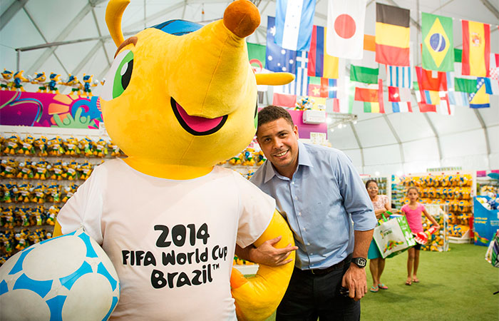 Ronaldo visita loja da Fifa e posa com Fuleco, o mascote da Copa