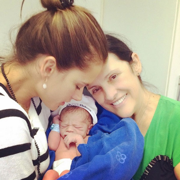 Alessandra Ambrósio posta foto com sobrinho recém-nascido na maternidade